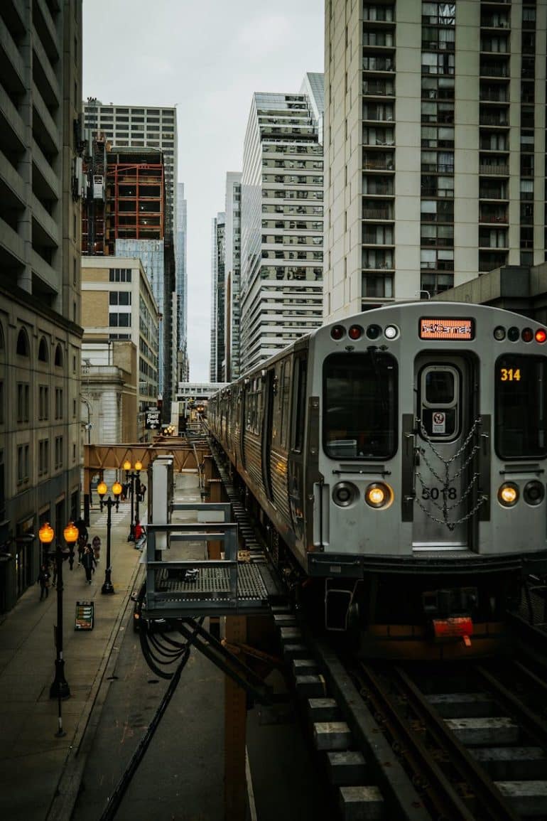 free-photo-of-chicago-elevated-train-in-downtown-urban-architecture