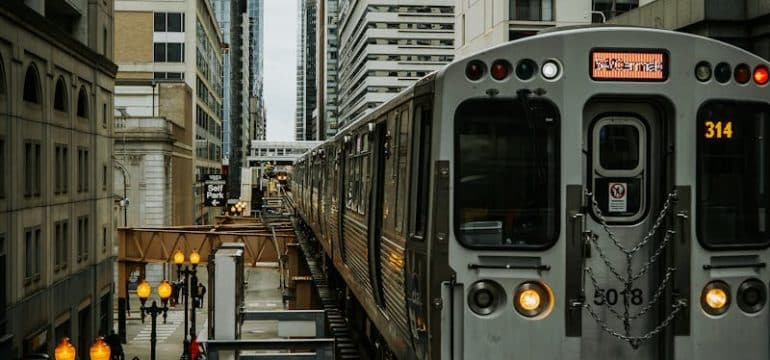 free-photo-of-chicago-elevated-train-in-downtown-urban-architecture